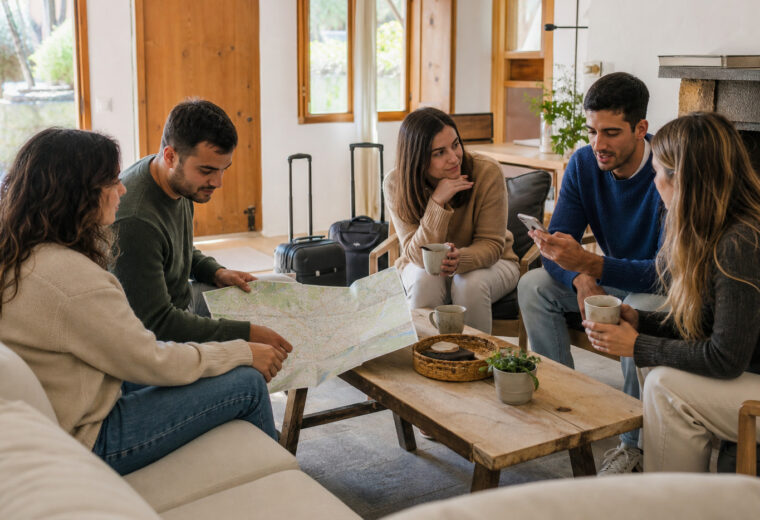 Cinco amigos revisando el plan del fin de semana junto a sus maletas